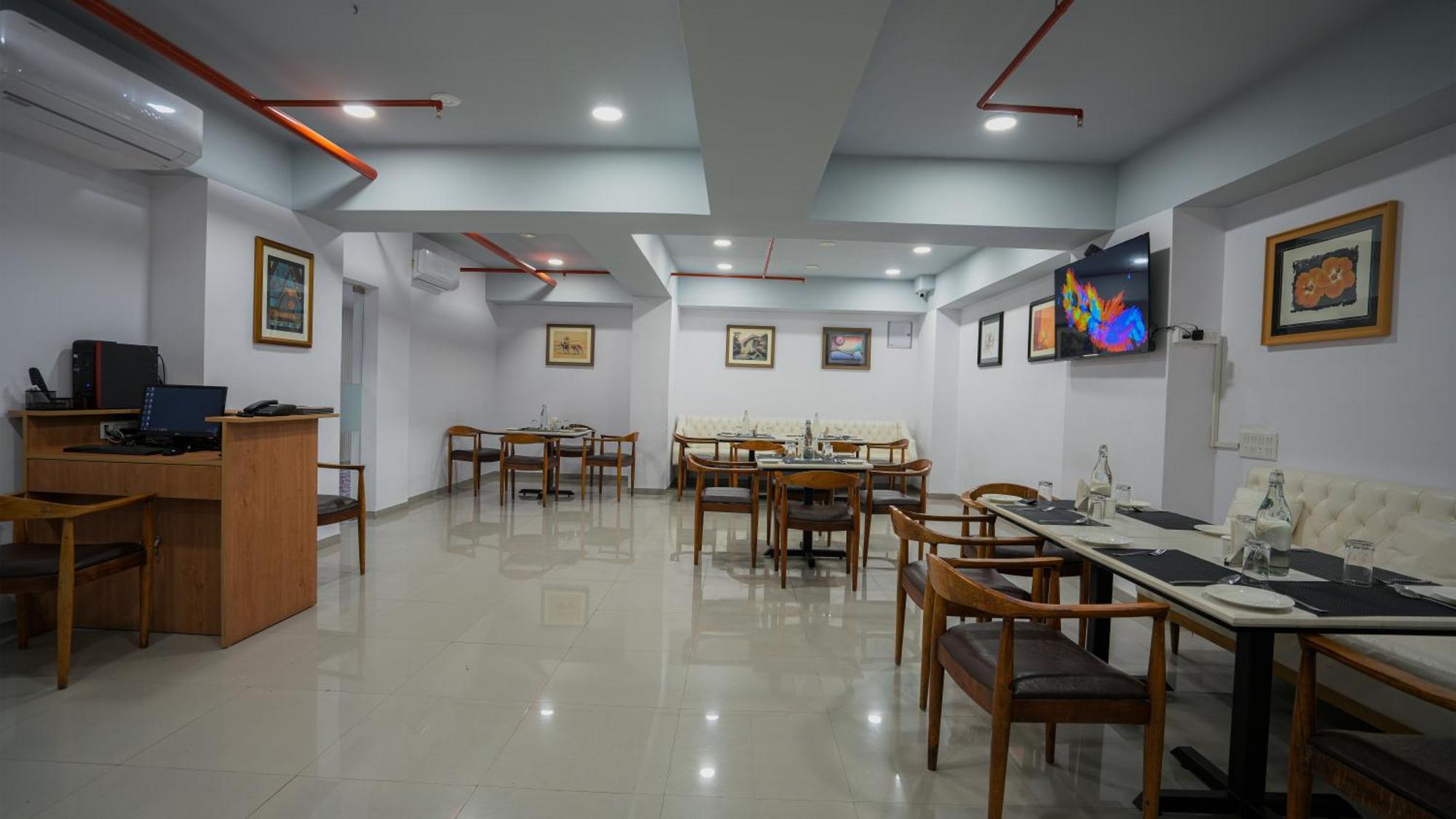 Hotel Downtown Gandhinagar Ngoại thất bức ảnh